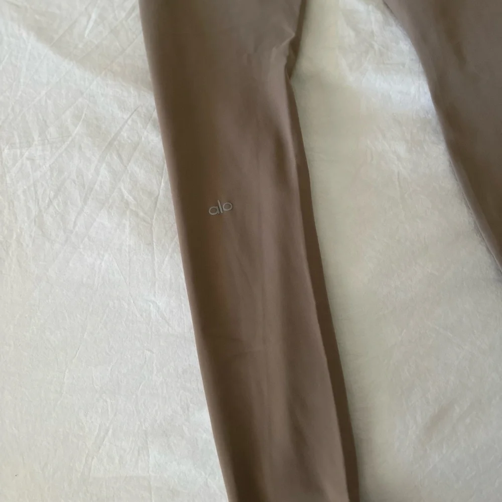 Alo Yoga Earrior ripped leggings NWOT - Picture 5 of 5